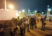 Largas filas de personas en alameda de Coatzacoalcos para recibir la vacuna Covid 19