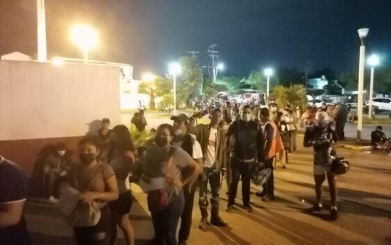 Largas filas de personas en alameda de Coatzacoalcos para recibir la vacuna Covid 19