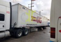 Rescatan a 600 migrantes que iban hacinados en dos tráileres