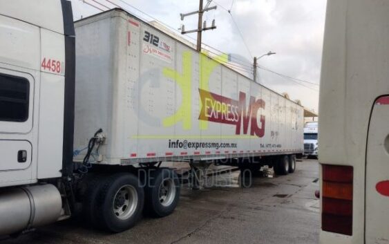 Rescatan a 600 migrantes que iban hacinados en dos tráileres