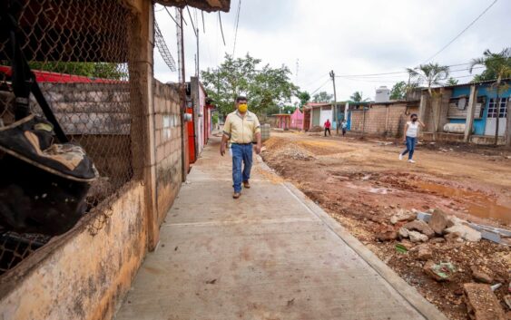 Recorre el alcalde Cuitláhuac Condado obras en colonias de Acayucan