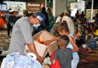 Niños y ancianos en caravana migrante/CLAROSCUROS