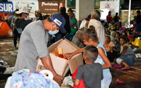 Niños y ancianos en caravana migrante/CLAROSCUROS