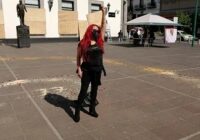 Artista plástica Wendy López realiza performance contra la violencia feminicida en Veracruz