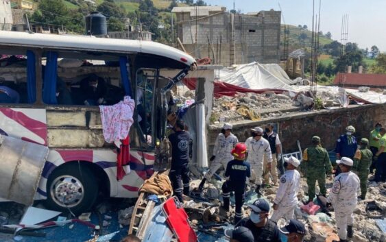 Continúan en hospitales de accidente carretero, 17 personas lesionadas en Joquicingo
