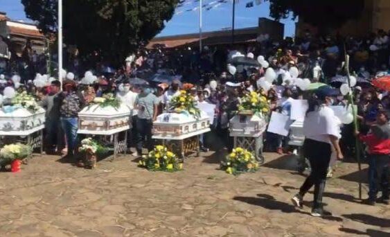Con protesta y quema de camiones despiden a los 11 asesinados en Tangamandapio