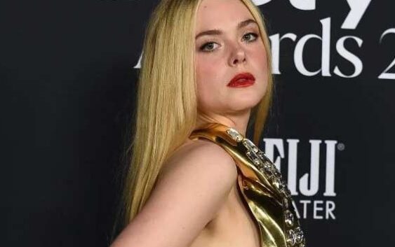 El sorprendente top metálico de Elle Fanning para la gala InStyle Awards