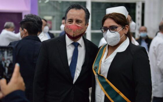 A héroes y heroínas de batas blancas, entrega Gobernador la Condecoración Miguel Hidalgo