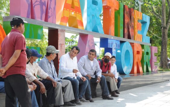 En Martínez de la Torre lo recibe el productor citrícola Rafael Sánchez Chávez, su esposa Yelitza Tafolla Solís y su pequeño hijo Rafael Sánchez