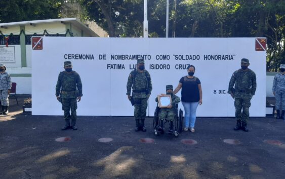 Es nombrada soldado honoraria Fátima Isidoro en primer batallón de infantería