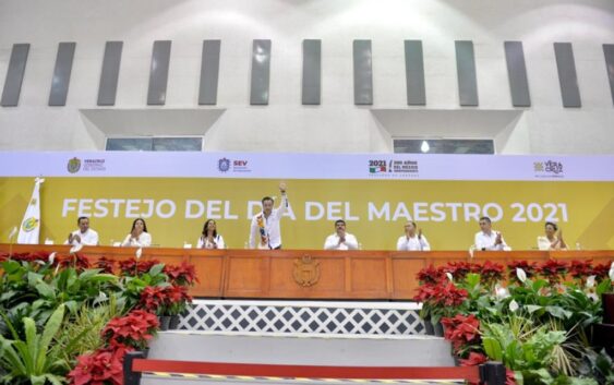 Dando clases ante toda adversidad se debe honrar el legado de los grandes pedagogos de Veracruz: Gobernador