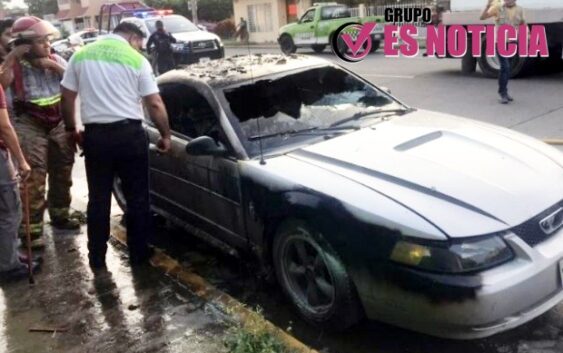 QUEMAN AUTOMÓVIL DE UN AGENTE DE TRANSITO DE POZA RICA