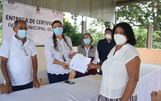Egresan del IVEA Oluta más de 350 jóvenes y adultos, entrega certificados la alcaldesa María Luisa Prieto Duncan.