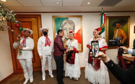 Llega “La Rama” veracruzana a la Cámara de Diputados; Sergio Gutiérrez Luna los contagia de alegría-El legislador minatitleco y sus pares disfrutaron una de las principales tradiciones de Veracruz