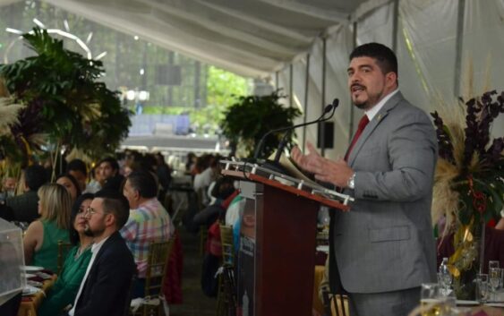 Zenyazen Escobar reconoce trabajo y compromiso del personal administrativo de la SEV en festejo de Fin de Año
