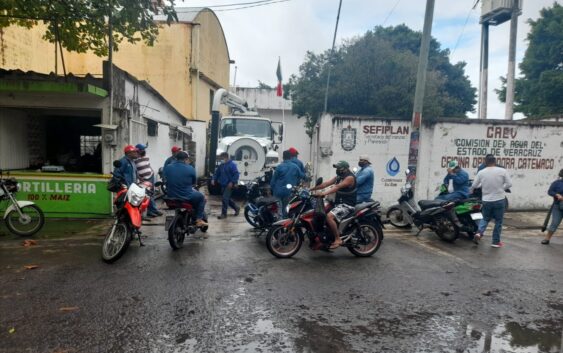 Se manifiestan trabajadores de CAEV Catemaco, exigen aguinaldos