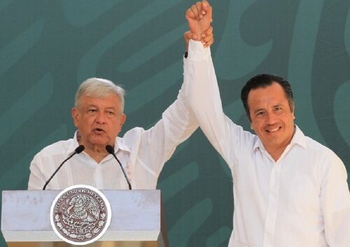 Cuitláhuac le manda a AMLO 847,000 mil firmas para la revocación de mandato