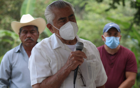 Entrega Alcalde techumbre en Primaria de El Valedor