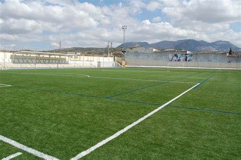 Amparan a niño para que campo en que juega fútbol esté en buenas condiciones