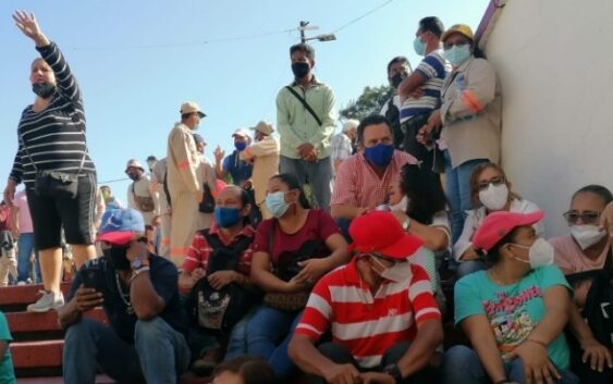 “¡Paga Carranza, transa!”, le gritan a alcalde Coatzacoalcos