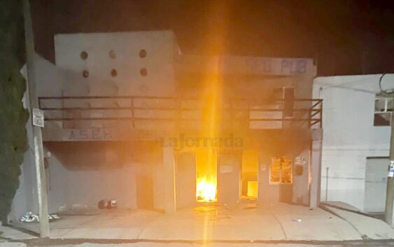 Incendian instalaciones de la policía en Actopan y retienen a presuntos ladrones