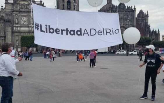 Exigen libertad para Del Río Virgen a un mes de su detención