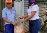 Mabel Luna Gallegos, directora del DIF de Agua Dulce, atendió con ayuda humanitaria a don Fausto Ortiz del ejido Miguel Alemán