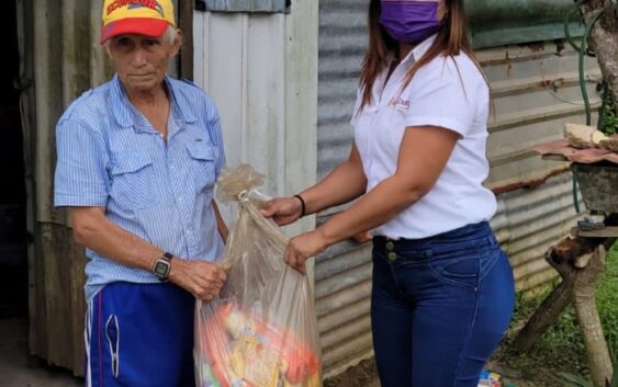 Mabel Luna Gallegos, directora del DIF de Agua Dulce, atendió con ayuda humanitaria a don Fausto Ortiz del ejido Miguel Alemán