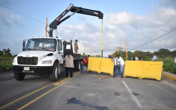 Refuerzan acordonamiento en la carretera cuatro carriles