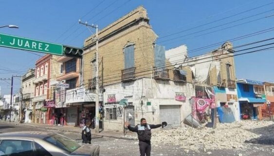 Rachas de viento derriban parte de un edificio en la zona centro de Tampico