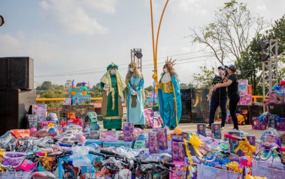 DIF municipal de Acayucan festejan el día de Reyes