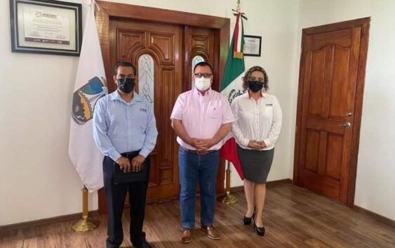 Noé Castillo Olvera, alcalde de Agua Dulce y Bulmaro Cruz Hernández, INE, acuerdan trabajar juntos en beneficio de la población