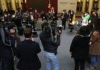 Periodistas en la mañanera guardan minuto de silencio por compañeros asesinados