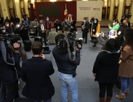 Periodistas en la mañanera guardan minuto de silencio por compañeros asesinados