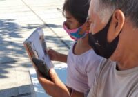 Paola Guadalupe toma clases en línea en el parque Independencia de Coatzacoalcos