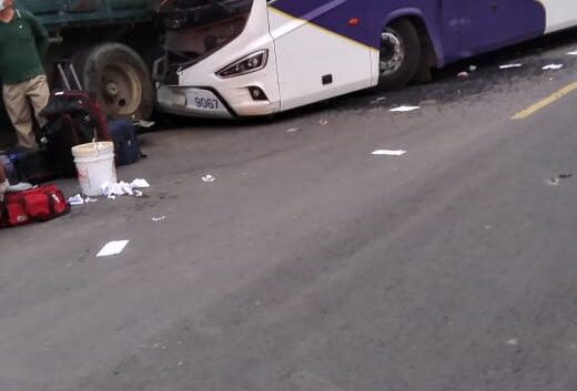 Autobuzaso en Álamo, al impactarse una unidad de pasajeros contra un tráiler