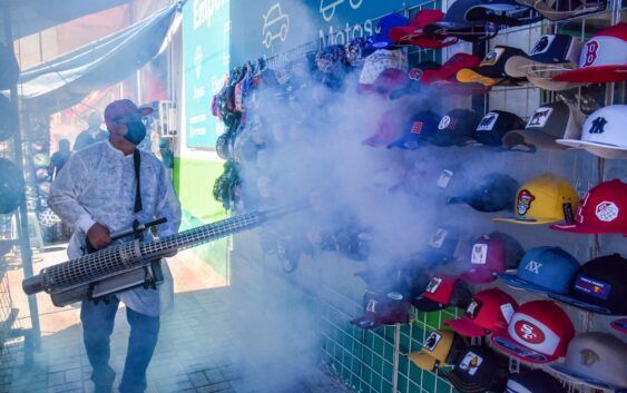 Sanitizan comercios del primer cuadro de la ciudad