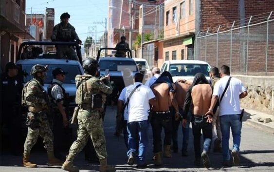 Enfrentamiento entre policías y sicarios guatemaltecos en Quiroga, Michoacán.