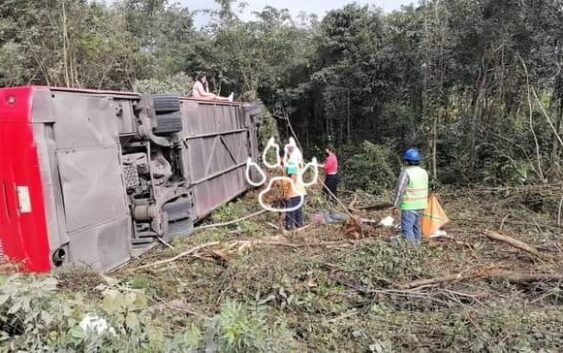 Volcadura de autobús de la línea ADO en la carretera Mérida – Cancún