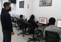 Imparten clases de computación y dibujo a menores y adultos