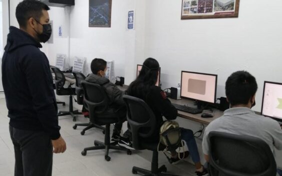 Imparten clases de computación y dibujo a menores y adultos