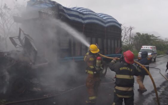 Se incendió camion naranjero en Santiago Tuxtla