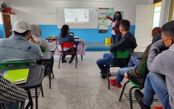 Lleva IMM plática a estudiantes de UPAV