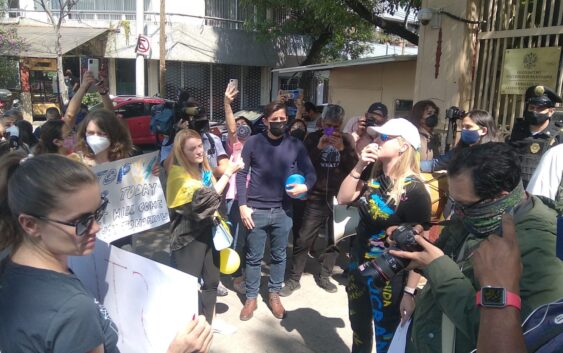 ‘Putin criminal, te espera el tribunal…fuera militares de Ucrania’, exigen ucranianos frente a embajada rusa