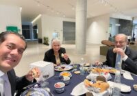 Sergio Gutiérrez Luna come hamburguesas de Sanborns con Carlos Slim