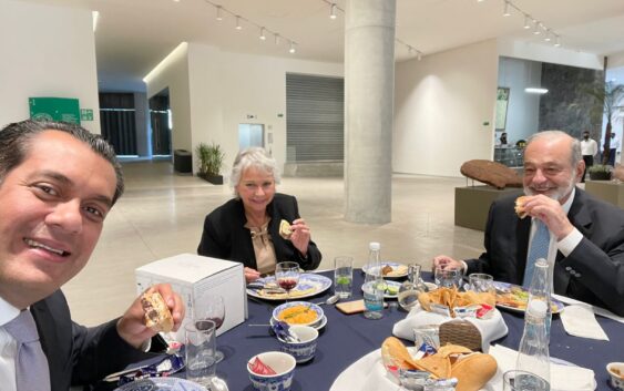 Sergio Gutiérrez Luna come hamburguesas de Sanborns con Carlos Slim