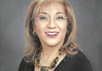 Una mujer alza la mano para la fiscalía mexiquense