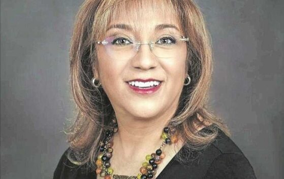 Una mujer alza la mano para la fiscalía mexiquense