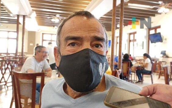 Destaca Damián Alcázar clima de seguridad en Veracruz y visita el puerto con su esposa