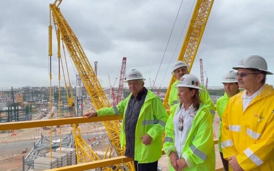 Desde refinería de Dos Bocas, López Obrador promete autosuficiencia en combustibles